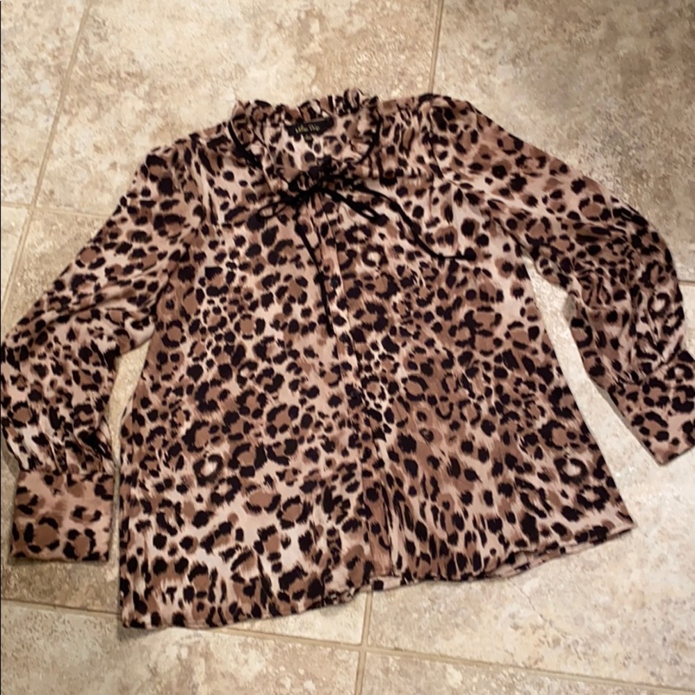 Super cute Leopard “pussie collar “ blouse🔥🔥